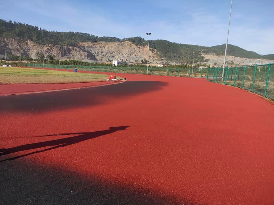 Thi công bề mặt sân điền kinh