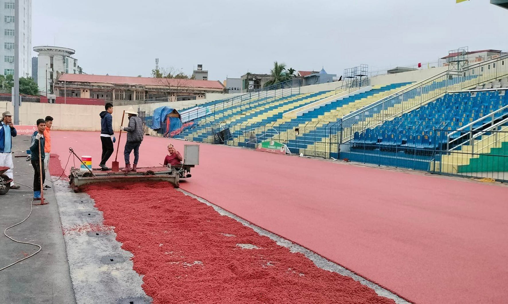 Thi công thảm bề mặt đường chạy điền kinh