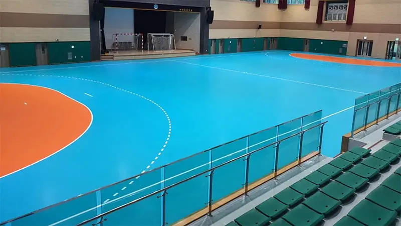 Sân bóng rổ trong nhà với sàn thể thao đa năng