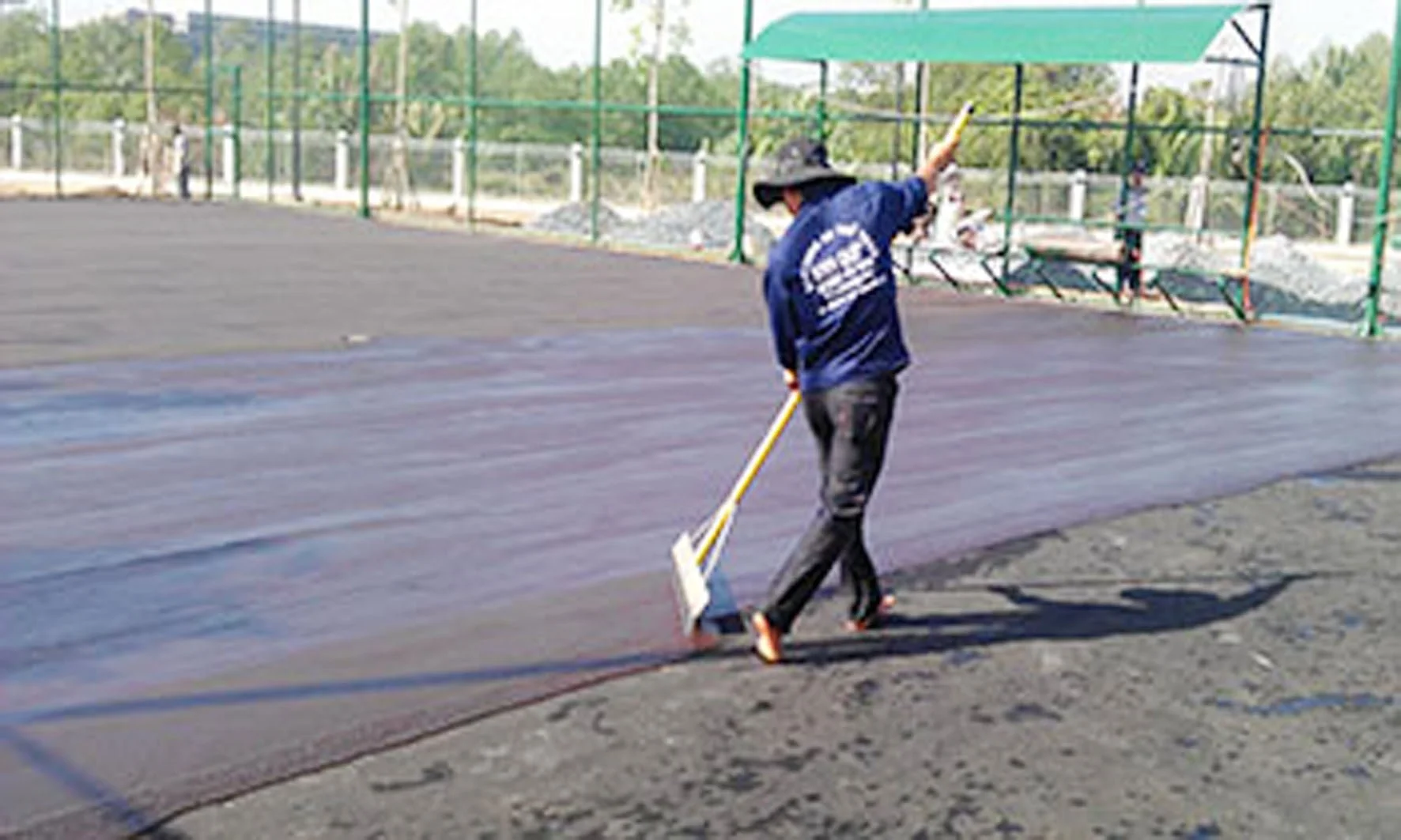 Cán lớp chống thấm sân tennis