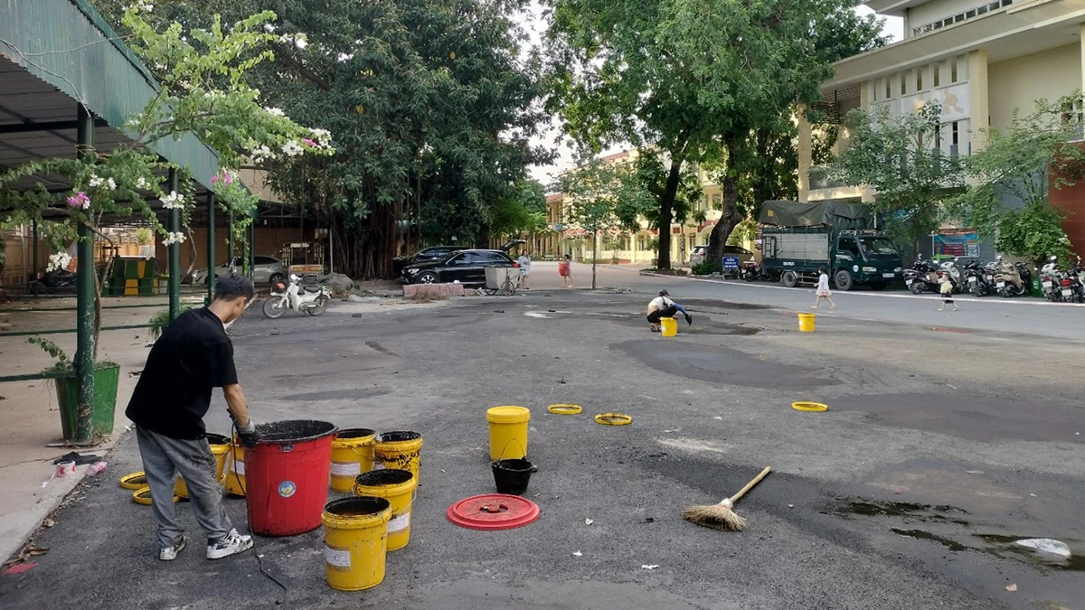 Bả vá bề mặt sân