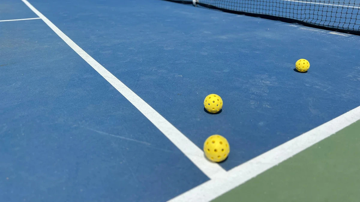 Kích thước vạch kẻ sân Pickleball rộng 5cm, được sơn bằng màu trắng