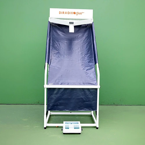 Tường tập chơi Tennis