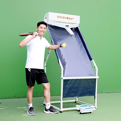 Tường tập chơi Tennis