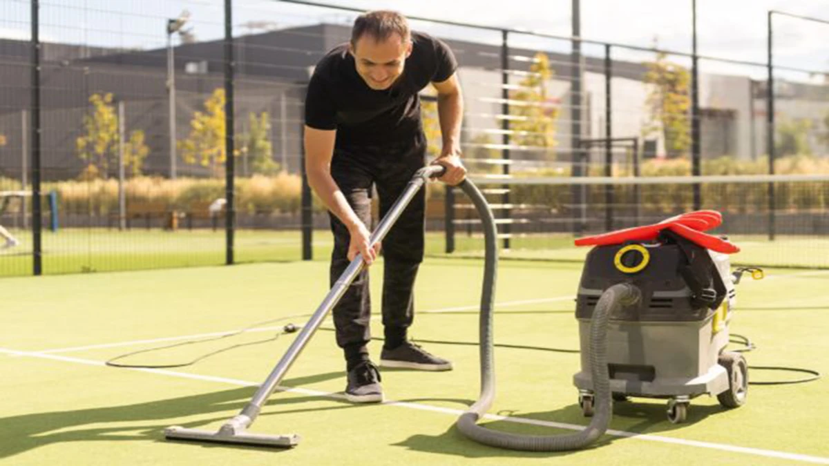 Vệ sinh sân Pickleball thường xuyên giúp kèo dài tuổi thọ mặt sân và trải nghiệm thi đấu tốt nhất