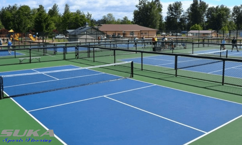 So sánh sơn epoxy với các loại bề mặt khác cho sân pickleball