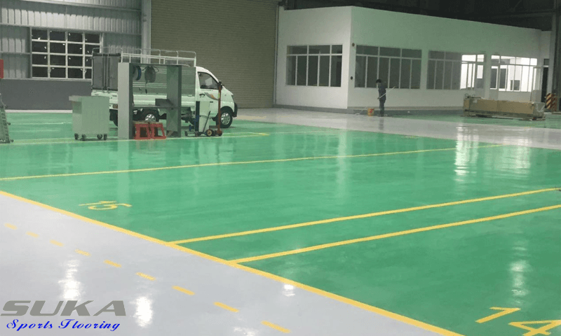 sàn epoxy trong nhà xưởng công nghiệp phổ biến là khu vực kho lưu trữ và bãi chứa hàng