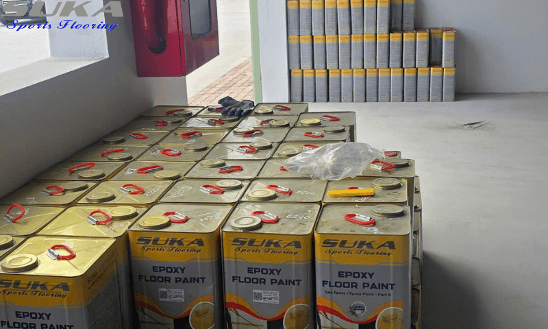 Sơn epoxy là loại sơn hai thành phần gồm resin và hardener, khi pha trộn tạo phản ứng hóa học giúp bề mặt cứng chắc, chống mài mòn và chống hóa chất