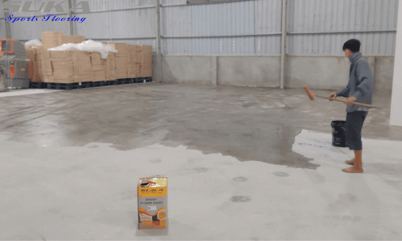 Giá thi công sơn sàn nhà xưởng không cố định mà phụ thuộc vào nhiều yếu tố kỹ thuật và điều kiện thực tế của công trình