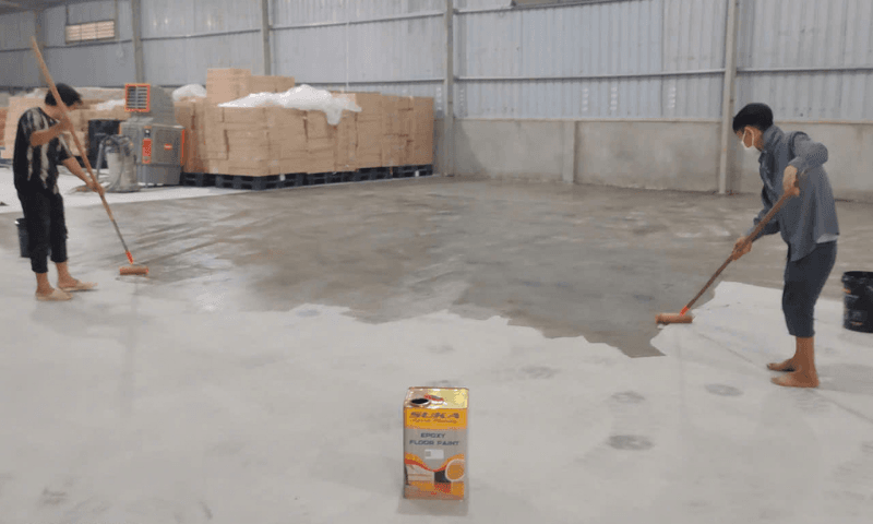 Độ bền của sơn epoxy không chỉ phụ thuộc vào chất lượng vật liệu mà còn chịu ảnh hưởng bởi quy trình thi công, môi trường sử dụng và chế độ bảo dưỡng sau này