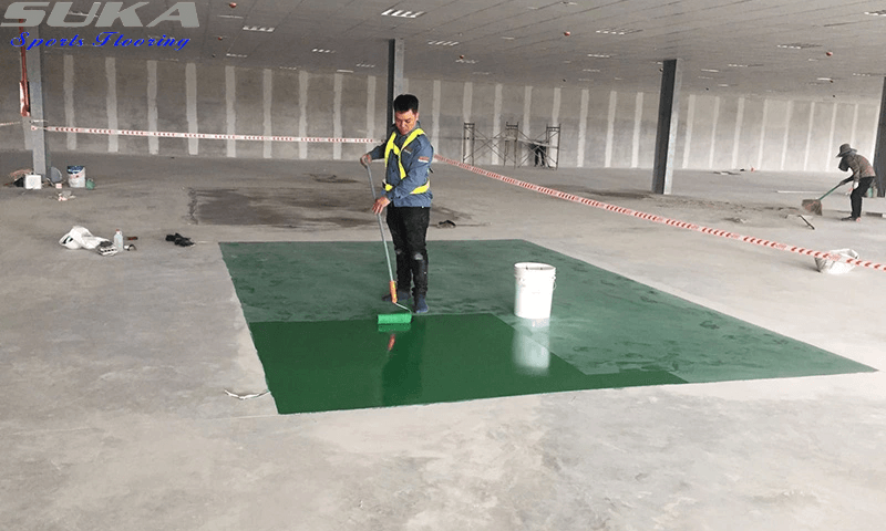 Để sàn epoxy đạt độ bền 5–10 năm, không bong tróc, không phồng rộp và giữ được độ bóng đẹp lâu dài, việc thi công phải tuân thủ cách sơn sàn nhà xưởng đúng kỹ thuật
