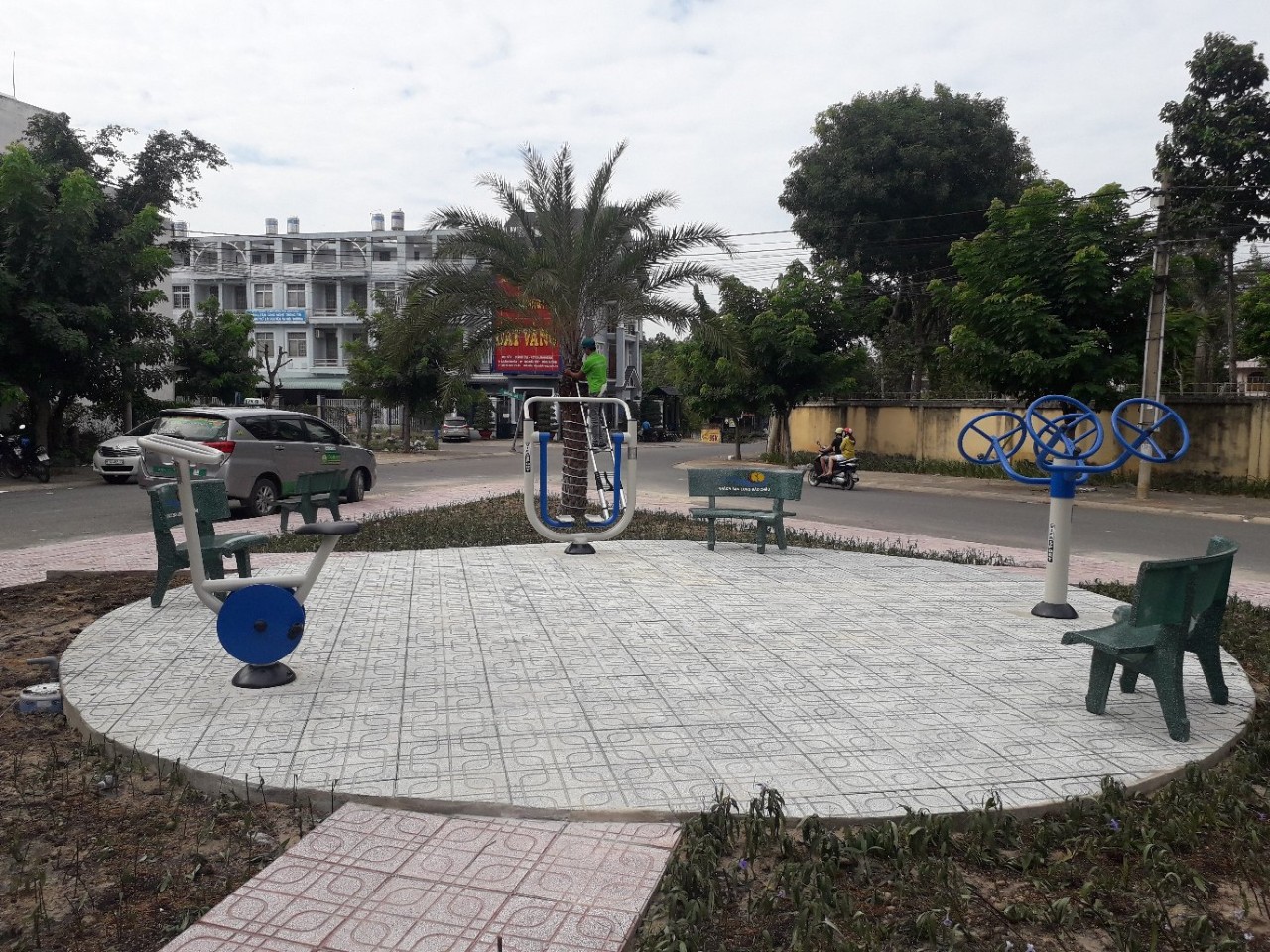 DỤNG CỤ TẬP THỂ DỤC NGOÀI TRỜI QUẢNG TRƯỜNG