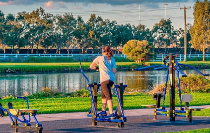 Dụng cụ tập thể dục ngoài trời ven hồ ven sông